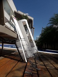 A limpeza e a higienização do ar-condicionado são essenciais para garantir a qualidade do ar, a saúde dos ocupantes e a eficiência energética do aparelho. Enquanto a limpeza foca na remoção de sujeiras visíveis, a higienização é um processo profundo que elimina microrganismos nocivos.
